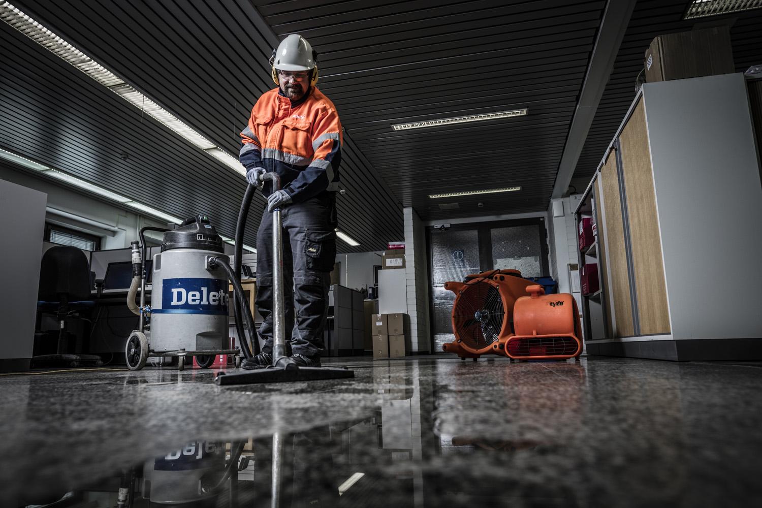 Reinigung und Reinigung nach Überschwemmung oder Feuer